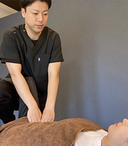 境川ゆうき整骨院のオーダーメイド整体をしている写真