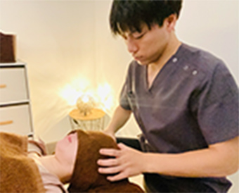 小倉北区からもアクセス良好な境川ゆうき整骨院の整体施術の様子